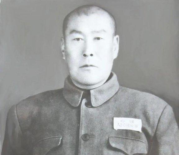 1937年，游击队甄队长绑了日军妻儿去换被抓走的亲人。交换时，却发现小女儿已被日