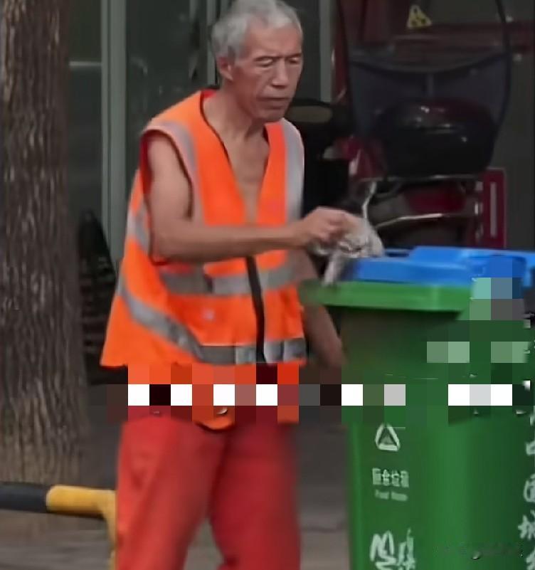 近日，安徽临泉街头，一位环卫工老人头顶烈日，弯着腰认真地擦拭垃圾桶，垃圾桶被他擦