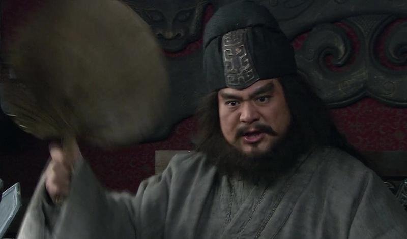 三国演义今日巡营，见新兵练矛笨拙，俺吼了一嗓子，竟想起当年阵前那声吼，惊得敌将坐
