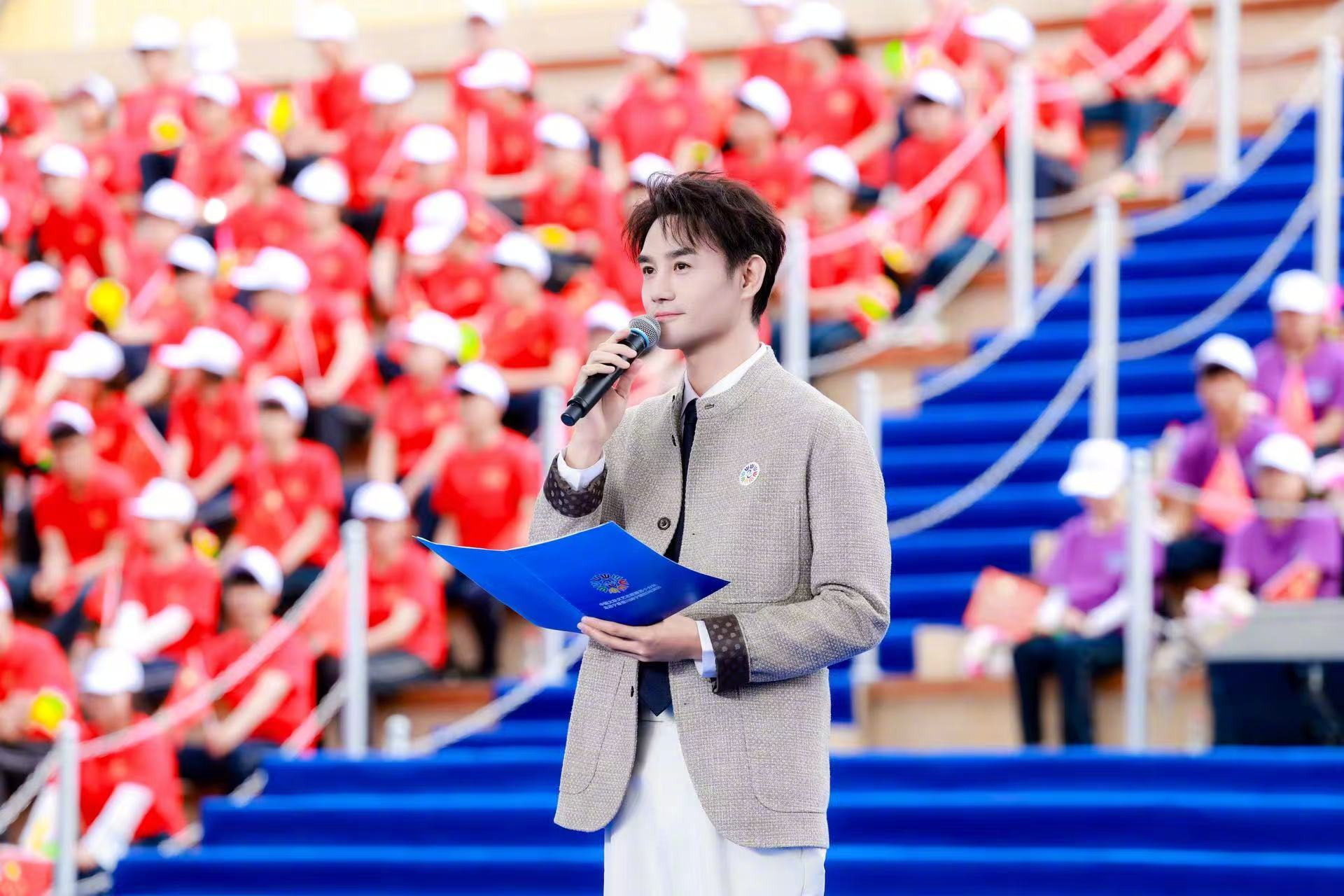 终于等到王凯发动态了王凯六一偶遇七彩祥云六一惊喜双重暴击。昨天深耕基层赴闽宁镇慰