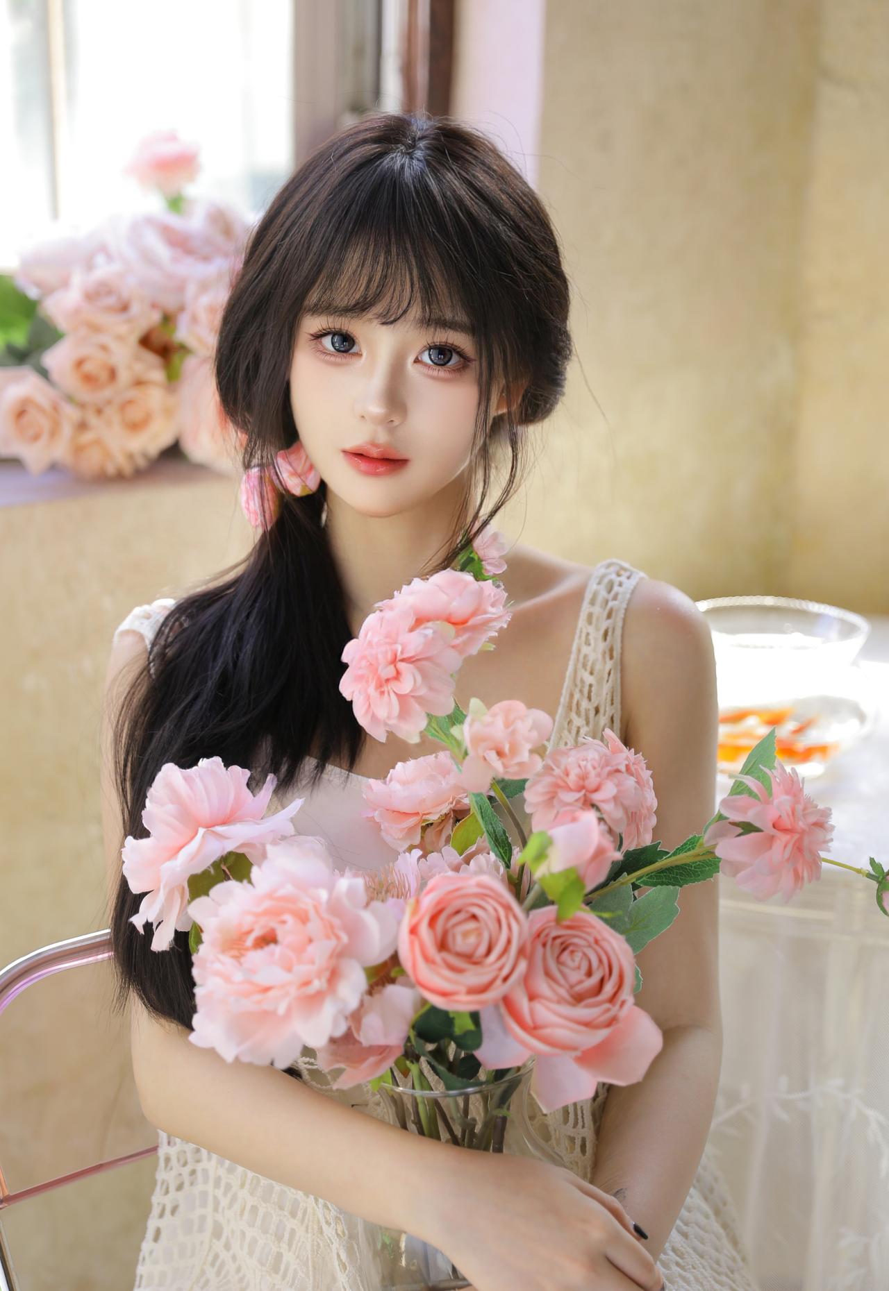 米白蕾丝裙裹着少女的清甜，发间别着春日的浪漫，把温柔与松弛揉进日常，每一帧都是治