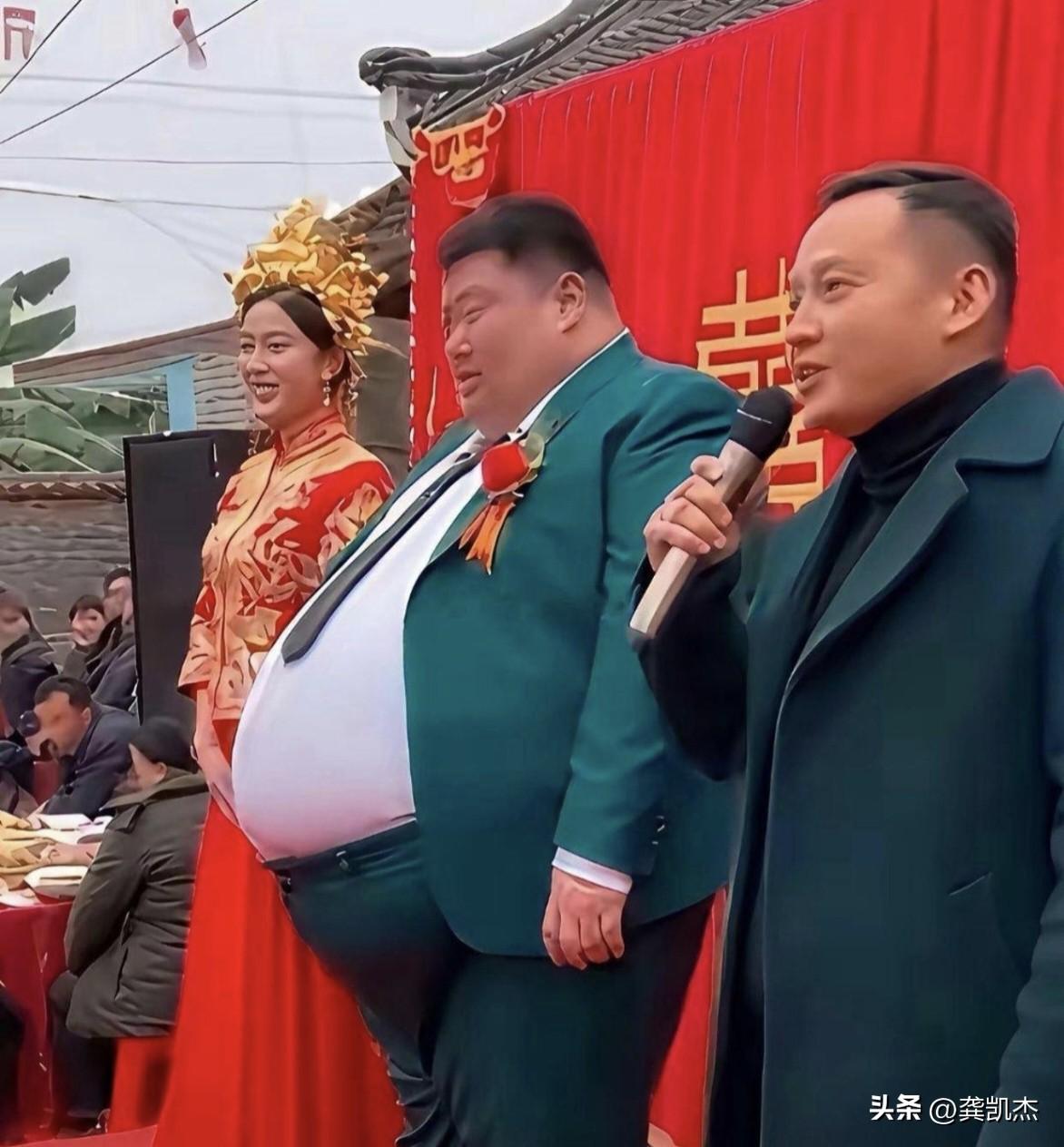 这肚子不像真的啊！[捂脸]
