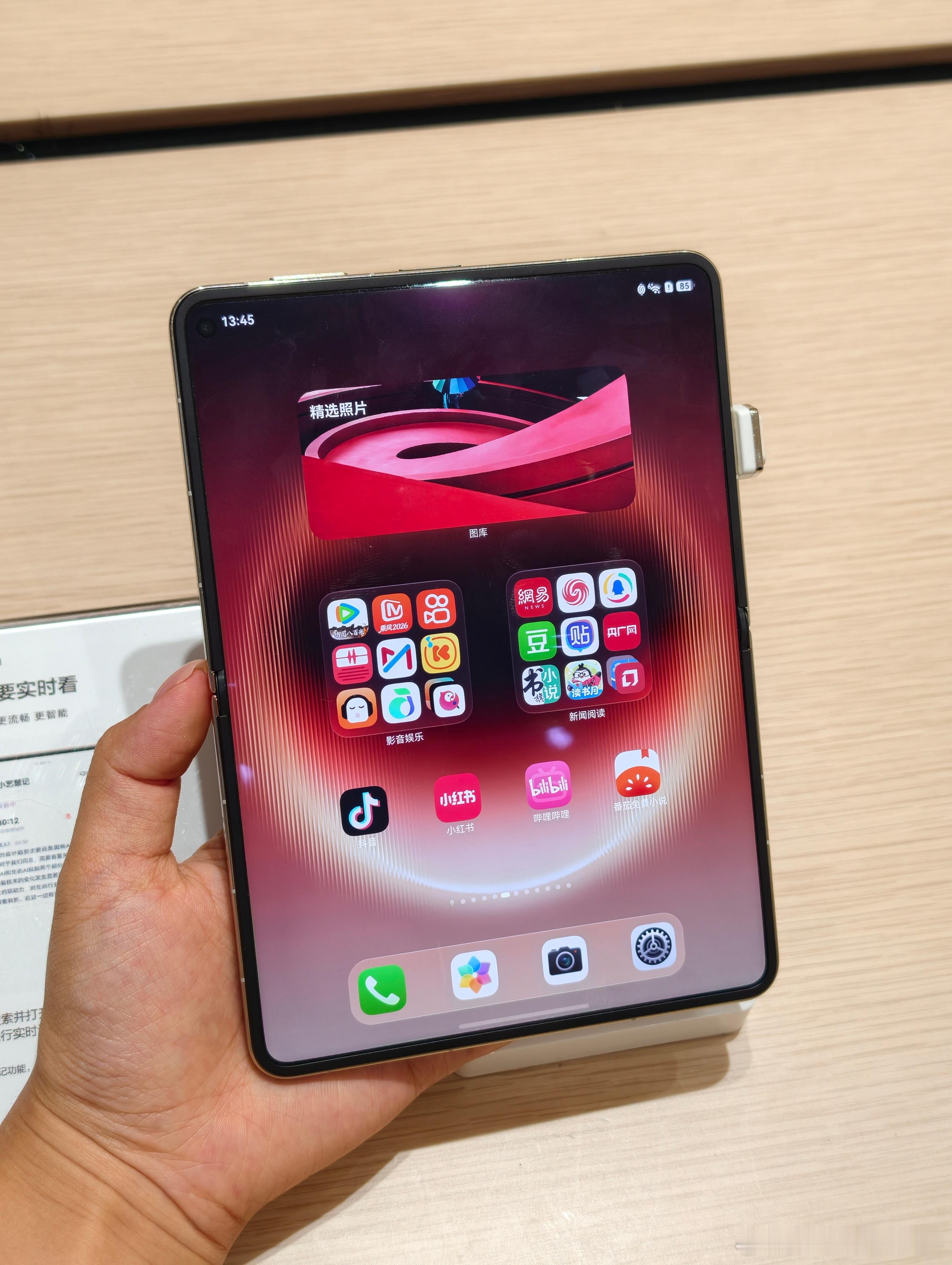 趁着登机前来店里摸摸华为Pura X Max，活力橙配色真好看啊 