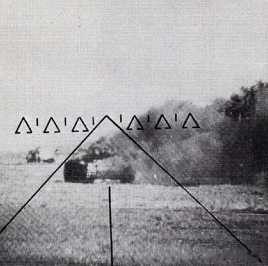 1943 年，一位不知名的德军将他的相机对准了他所在的三号突击炮的瞄具，瞄准了不