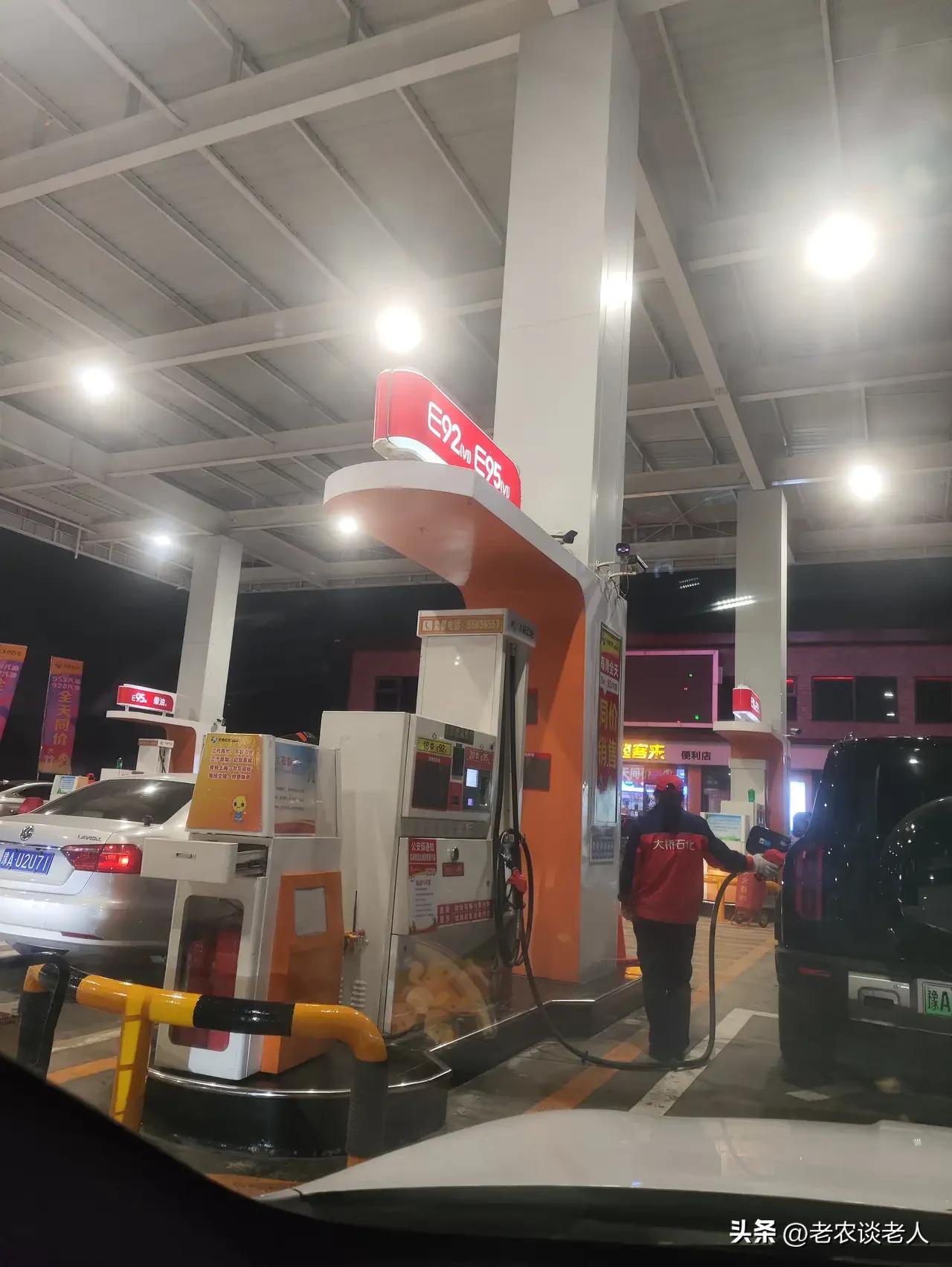 近期成品油价开始上涨，私家车每加满一箱汽油，需多花26.5元钱！
据媒体3月10