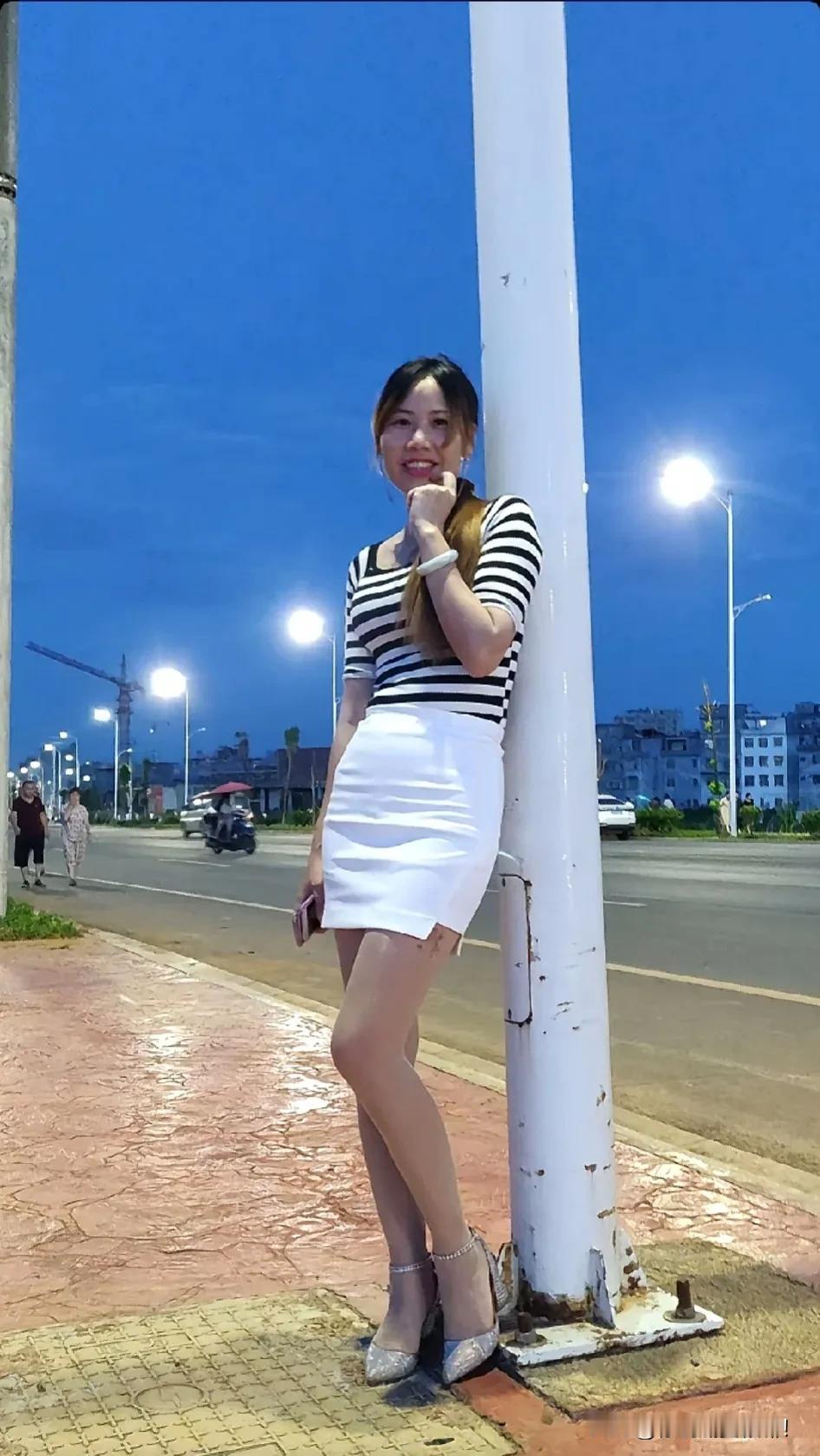 虽然阿姨长得不是很漂亮，但自然的美才是真的美！[害羞]