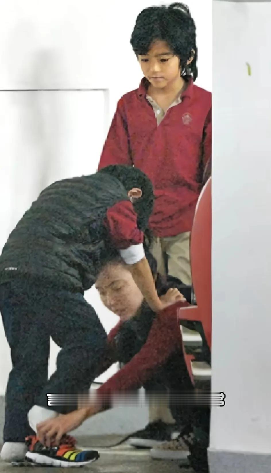 张柏芝，确实值得全国的儿媳妇们学习。
首先，她和谢霆锋分开后，她知道自己的儿子们