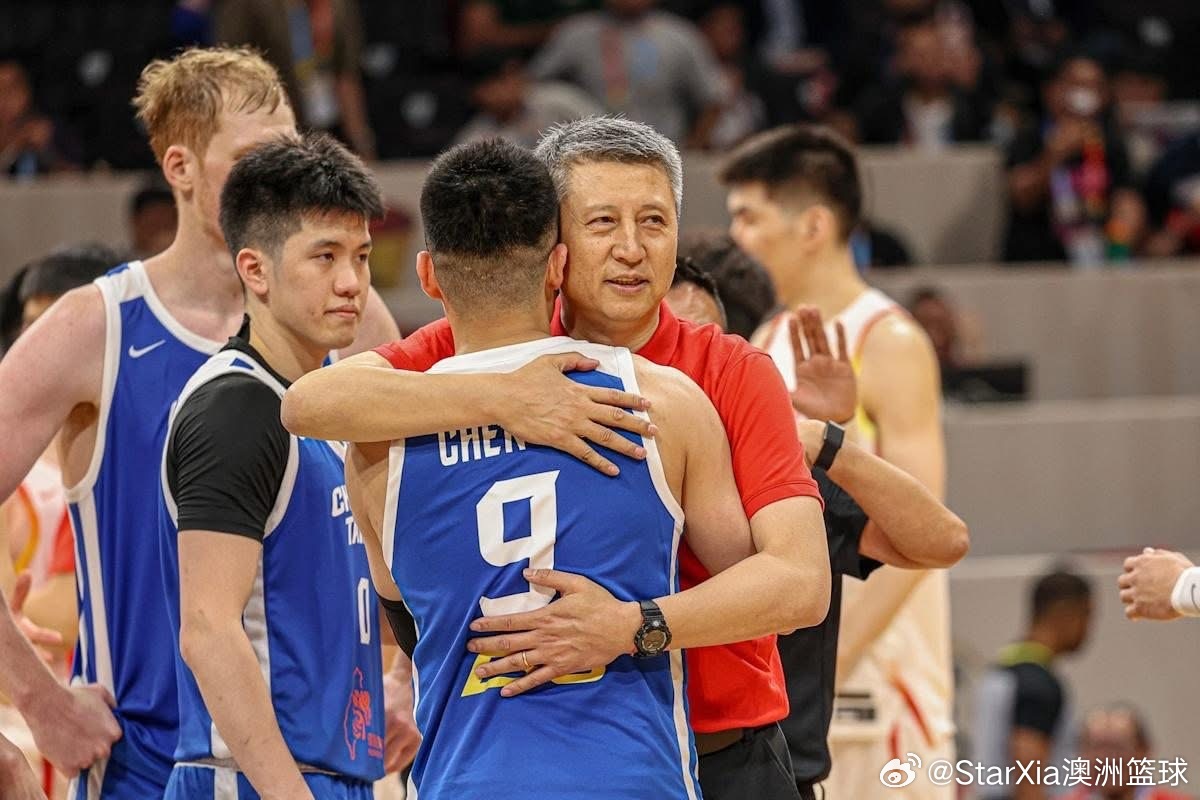 这张照片我看了其实还挺感动的，陈盈骏在广州效力期间，和男篮主教练郭士强有着202