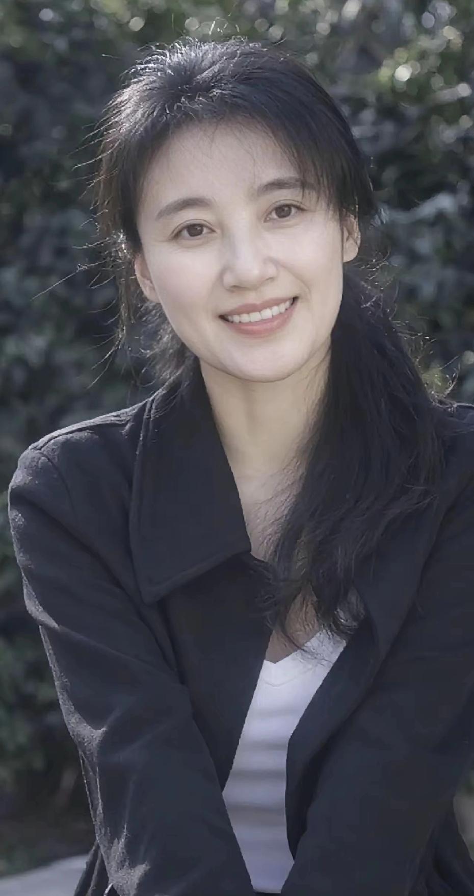 说实话，纯素颜，52岁，这个年龄，这个样子，老吗？丑吗？[what]