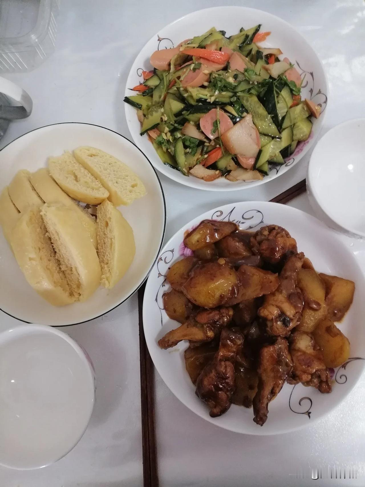 我们家的中午饭～
        我们家早餐吃饭就是比较清淡饮食，已经是习惯了。