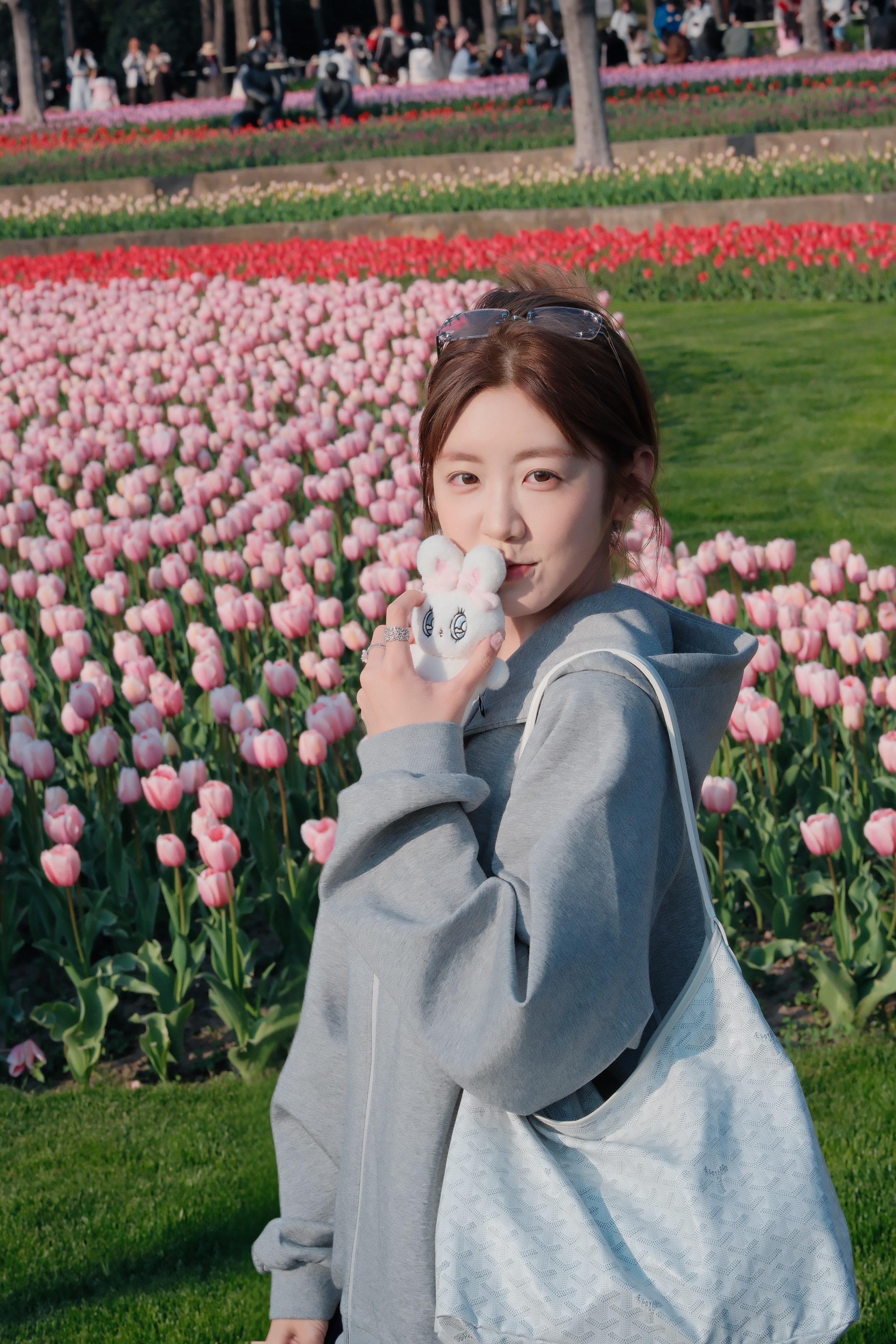 上海的郁金香开了🌷赏花的时候公园大爷给拍的～