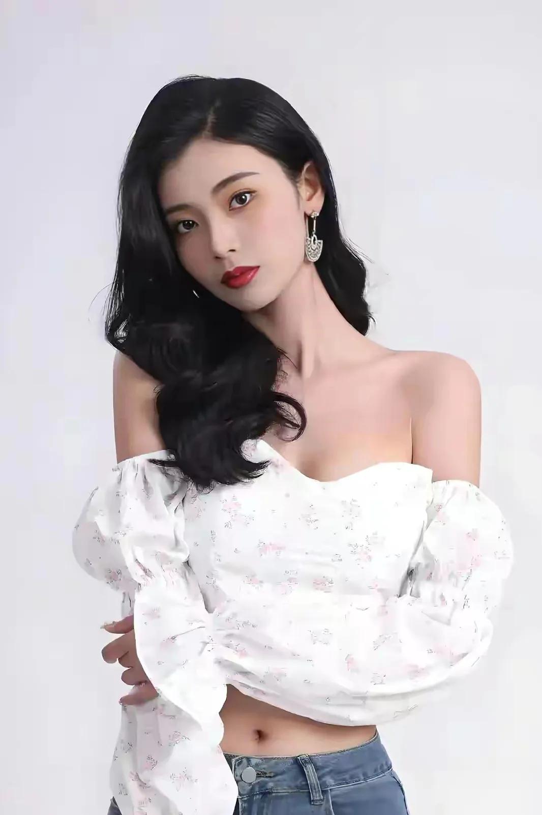 第220微王星辰：绝美辣妈女演员的魅力写真

你能想象么，一位建筑学硕士由于对演