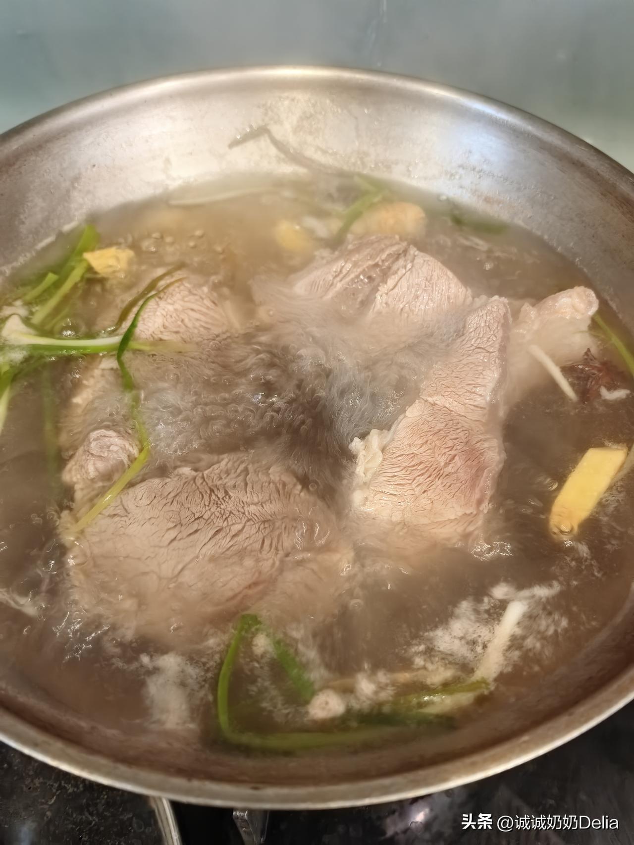 今早让老伴去盒马买菜，顺便买回一公斤牛腱子，500克猪肝，准备做糟卤猪肝和牛肉。