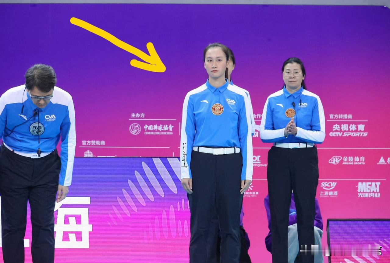 瞧，原中国女排自由人，浙江女排主力单丹娜，已成功转型为裁判。她笔直的身姿，坚定的