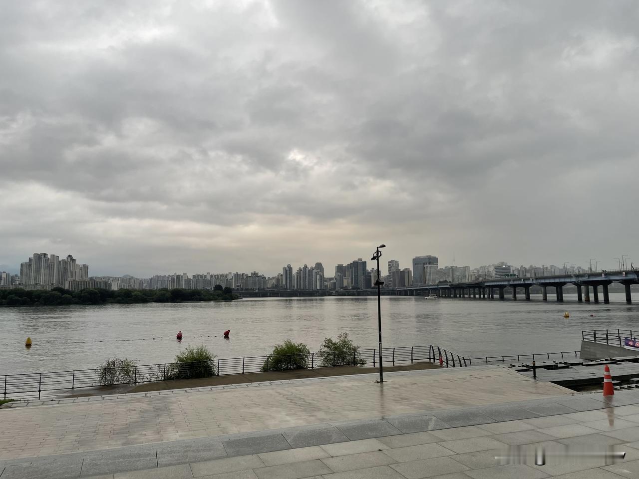 【昨日客流】
8月25日（周二）
武汉城市轨道交通线网客运量（含换乘）为385.
