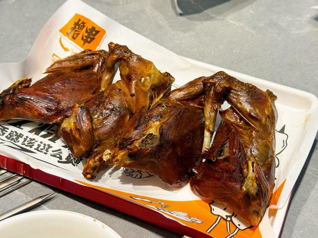 通知你们伊通全县的鸽子，今天谁也别想回家过节了。 