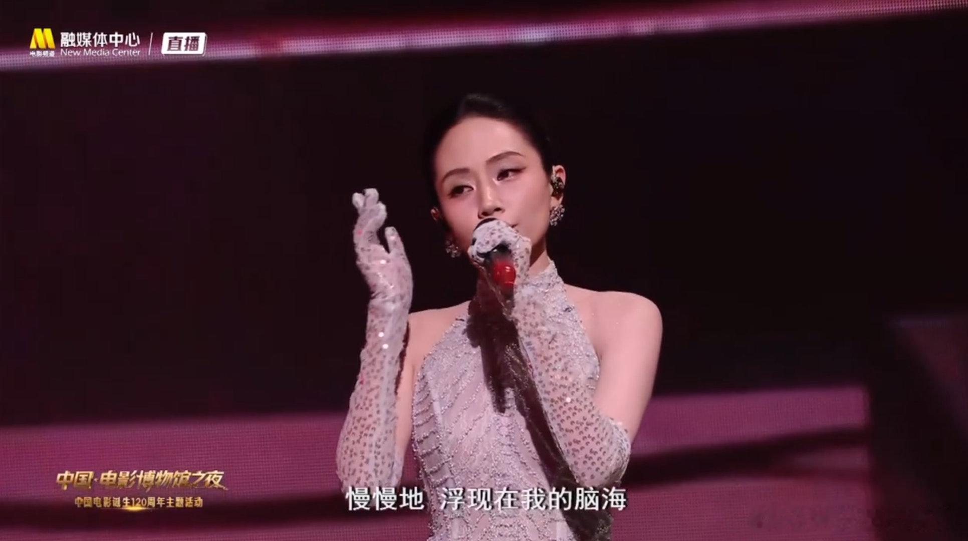 刘惜君全开麦好稳刘惜君演唱一生所爱 声音是刘惜君最擅长的语言。她用这门语言，在中