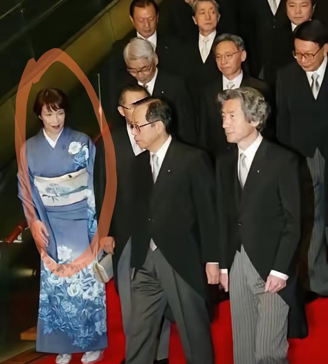 看到这张照片终于明白日本首相高市早苗对中国的态度的根源了
   高市早苗担任首相