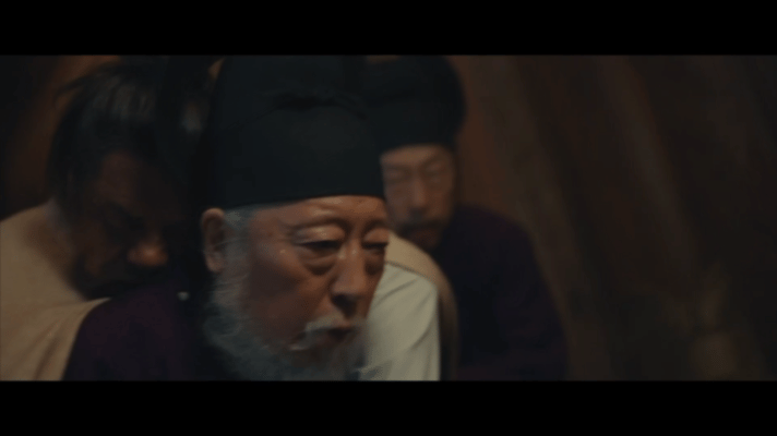 65岁倪大红背着62岁尤勇智跑 尤勇智演的吴越大王钱元瓘在火海里临危不乱，交代完