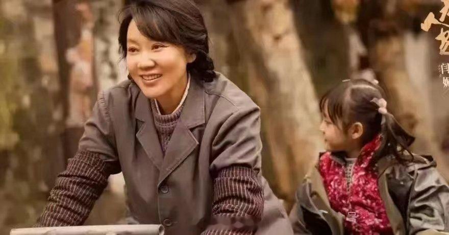小巷人家：黄玲娘家那么有钱，她被婆家欺负，娘家为什么不帮她？ 