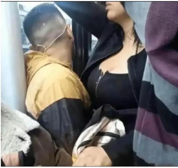 网友求助：晚高峰挤地铁遇到这种情况，该怎么办？ ​​​