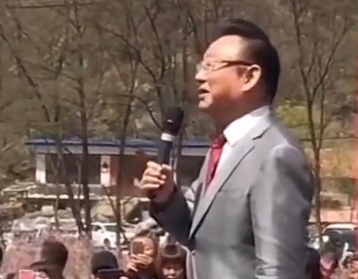 以下是活跃中国歌坛数十年的十大男歌唱家，您认同吗？

• 李双江：军旅男高音代表