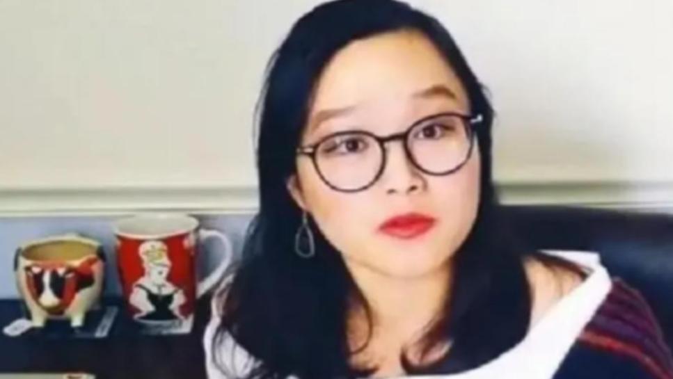 “求求了，让我回中国吧！”2020 年夏天，新德里的贫民窟里，郑墨沫捂着口鼻躲在
