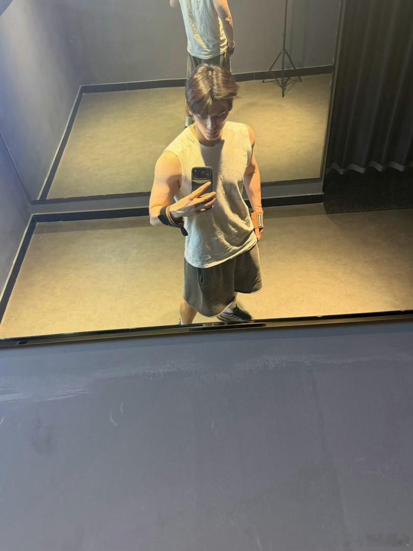 姚弛为新剧疯狂健身姚弛胸肌好突出姚弛为新剧《公主》疯狂健身，胸肌好突出，厚重铠甲
