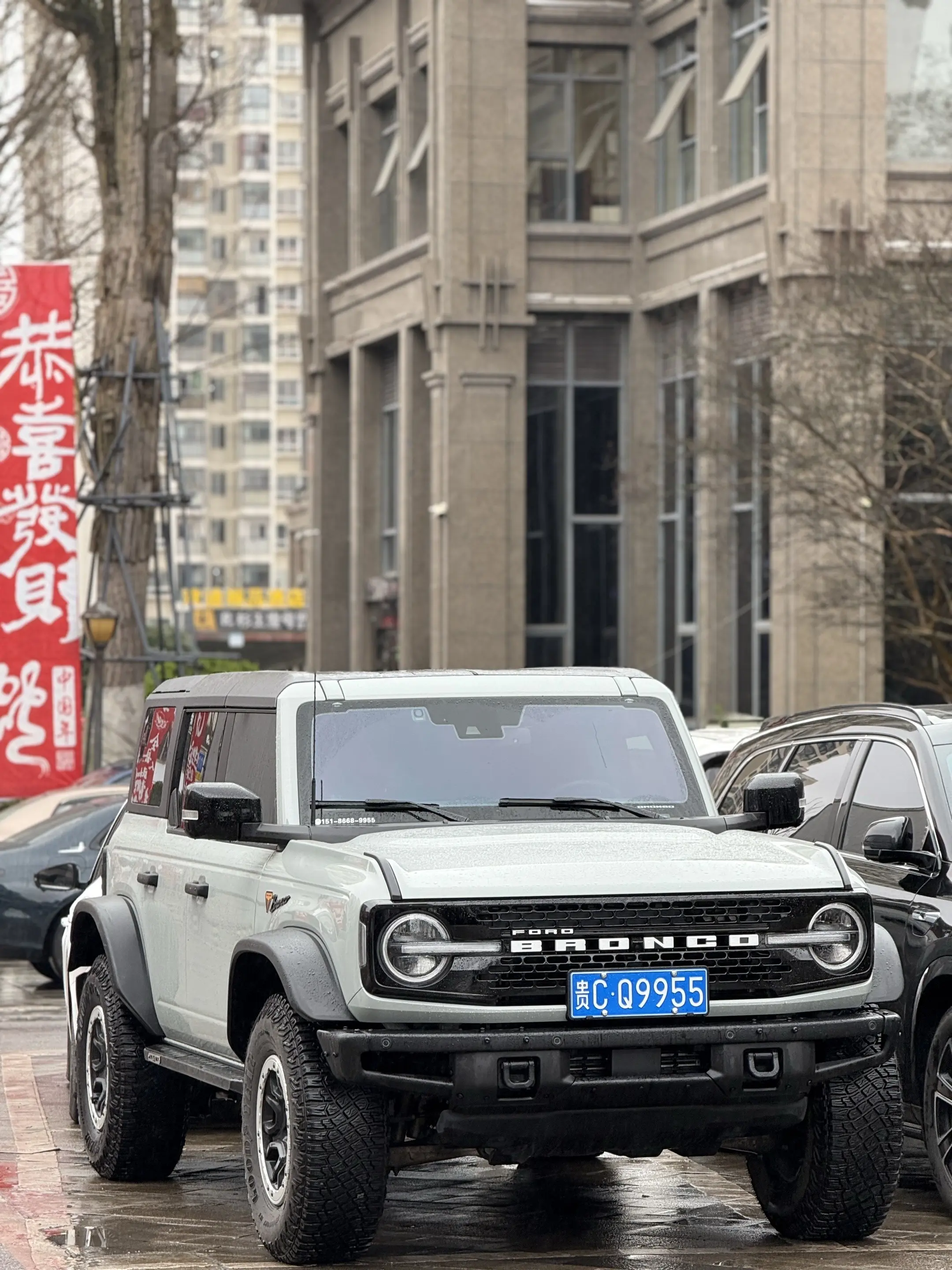 习水街拍SUV 发现了一台福特烈马。