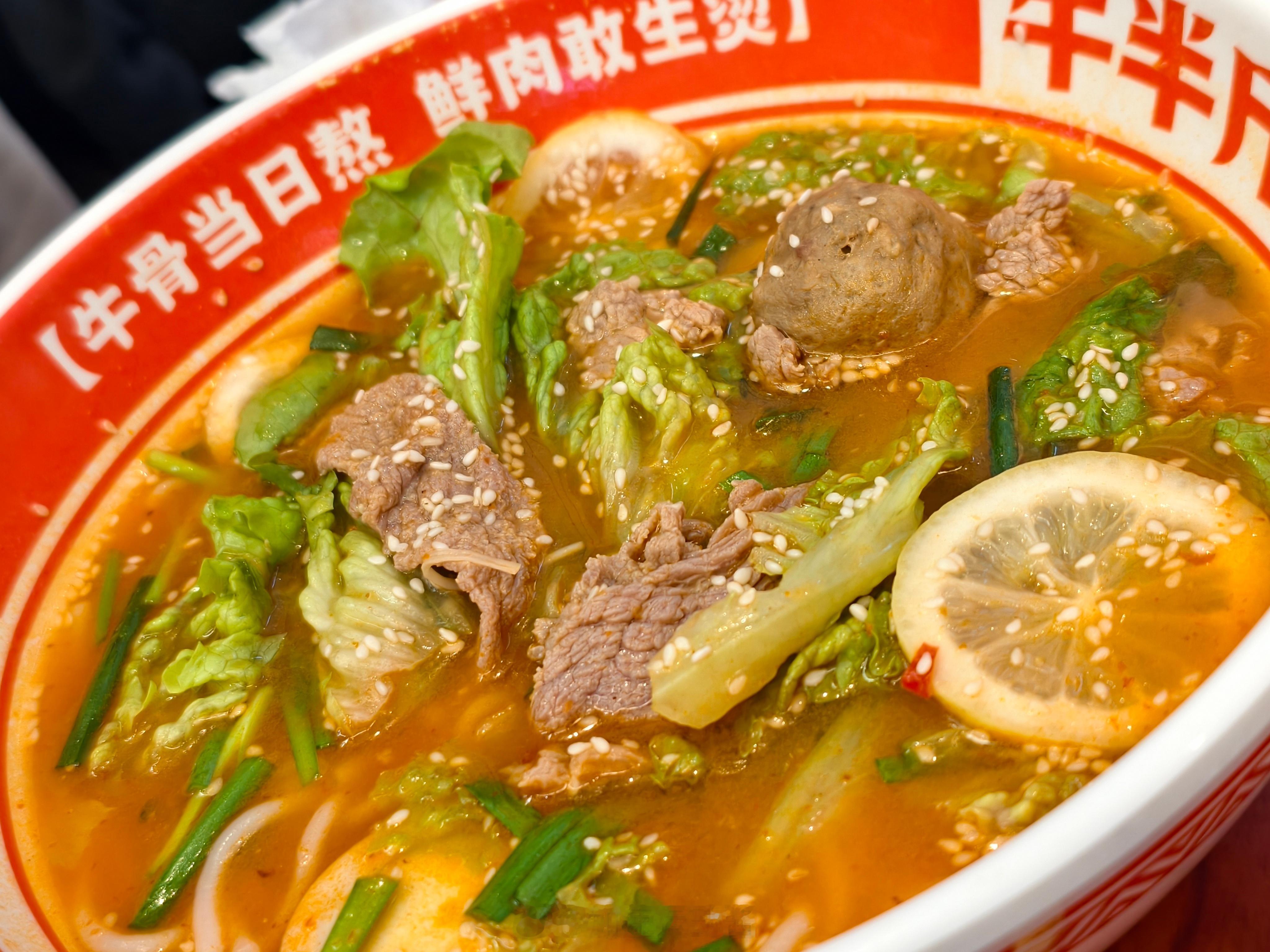 不知道你爱不爱这一口，冬天的时候一碗热牛肉蔬菜汤简直是对健身人的救赎啊。低脂低卡