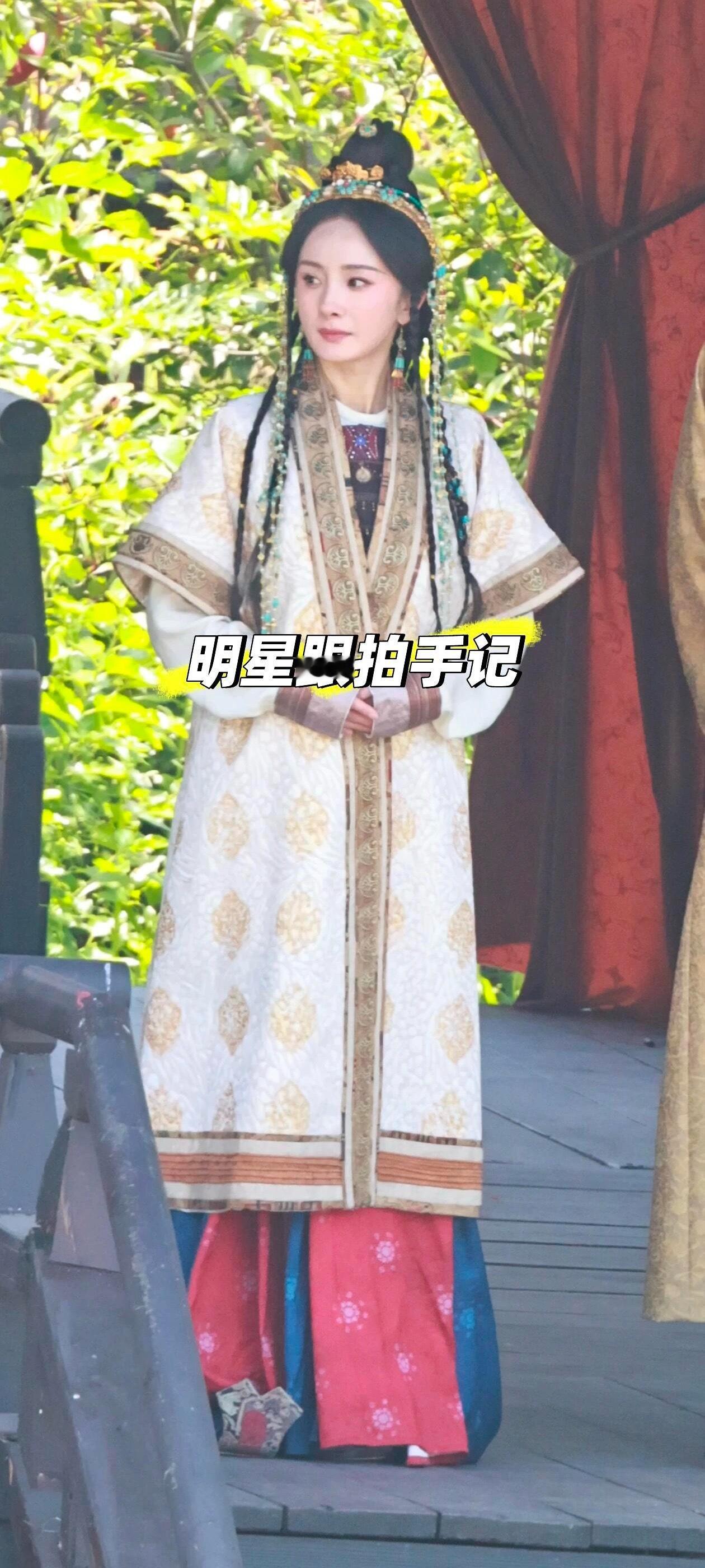 杨幂冯湮儿杨幂冯娷 好伟大的脸好像是之前的发型+之前的造型重组 （还是新的？有点