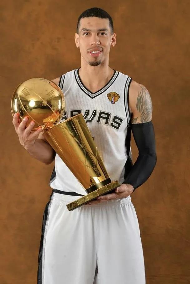 丹尼-格林发文宣布退役


格林是2009界次轮46号新秀，在NBA征战15个赛