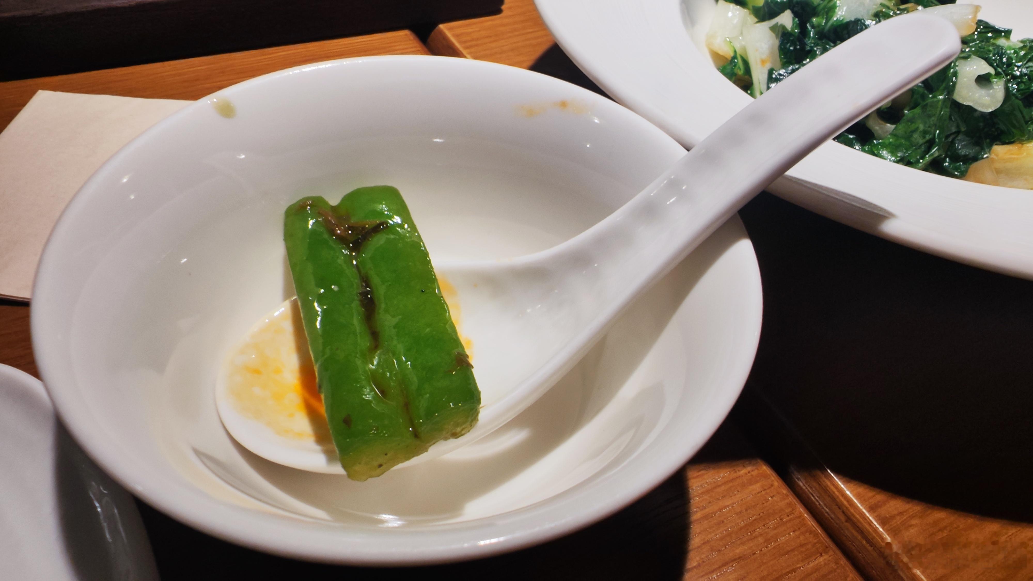 前晚吃的那家素菜馆味道确实控制得挺好。莲藕裹上一层薄薄的粉皮炸过以后做成像咕噜肉