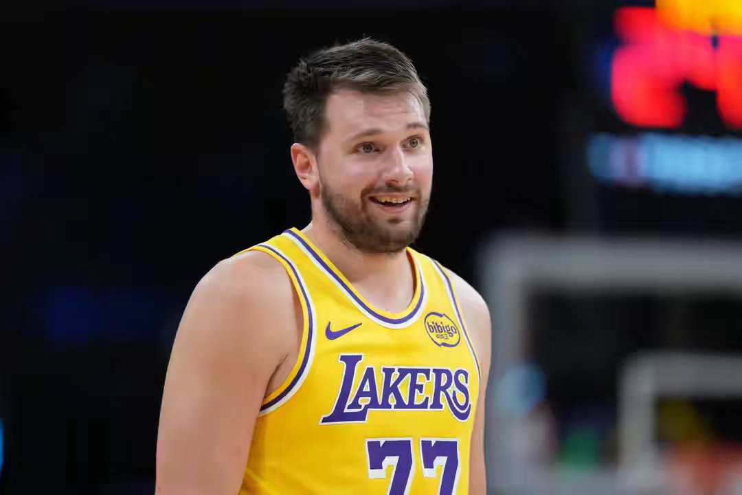 🔥历史首人！东契奇率湖人豪取8连胜，连续8场狂砍325+70+55数据创NBA