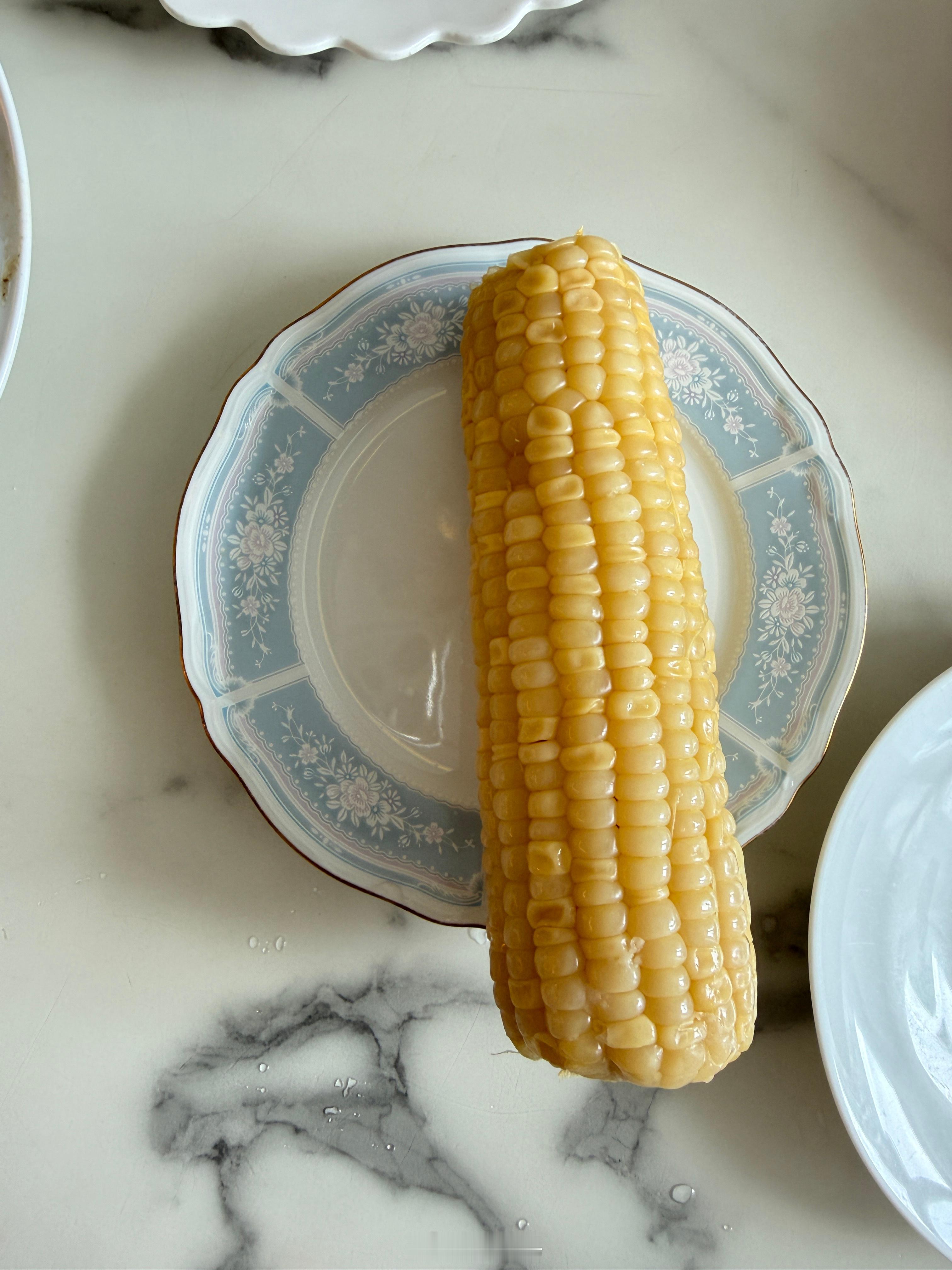 吃饭了中午我不吃米饭，吃玉米。本来感觉这样能减肥的，结果一不小心吃了大半根（球宝
