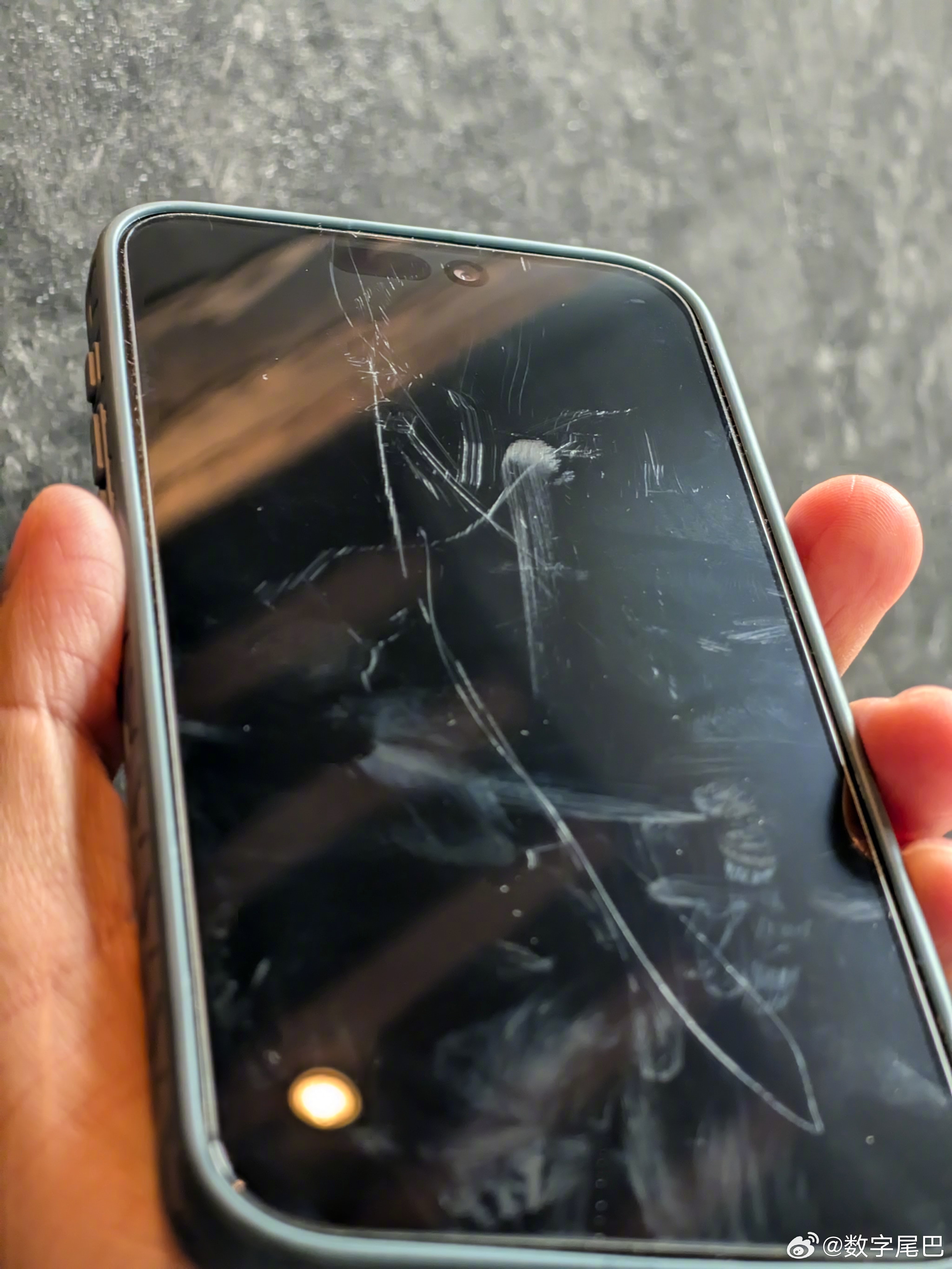 两台手机叠在一起出门，你会发现手机镜头模组的硬度「硬」得夸张各位的手机该贴膜贴膜