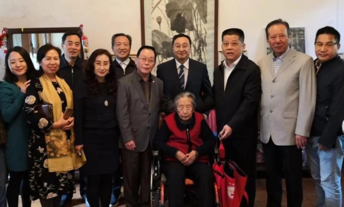 她是唯一健在的大将夫人，如今一百岁高龄，养育八个子女皆是栋梁

古有花木兰，现有