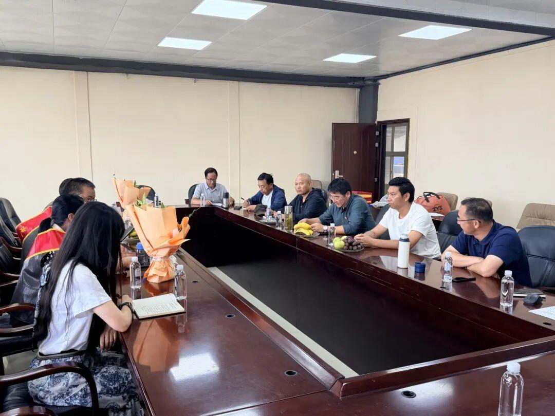 云南玉龙一中，6月25日举行和卫忠、谢维珍两位老师光荣退休欢送会，党委书记舒维伟