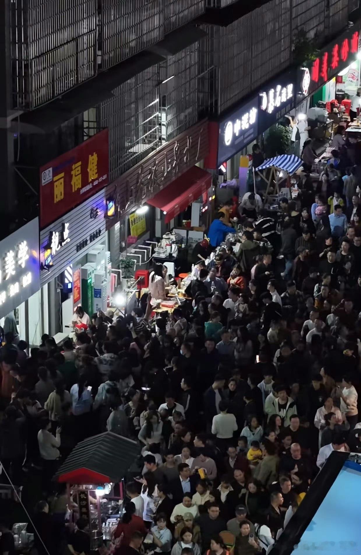 晓华理发店已没了爆火时的人潮从“听得懂需求”的理发师到“热情荐家乡”的鸡排哥，流