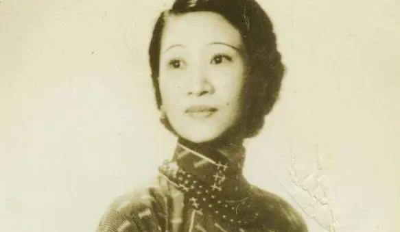 1936年，香港，一场欢愉后，一男子抚着余婉君的酥胸，眼神闪烁：“你丈夫不是王亚