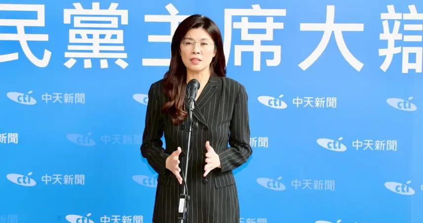 《潮水的方向》

电视里骂最凶的女人
真的要当家了
票数差这么多
基本就是她了