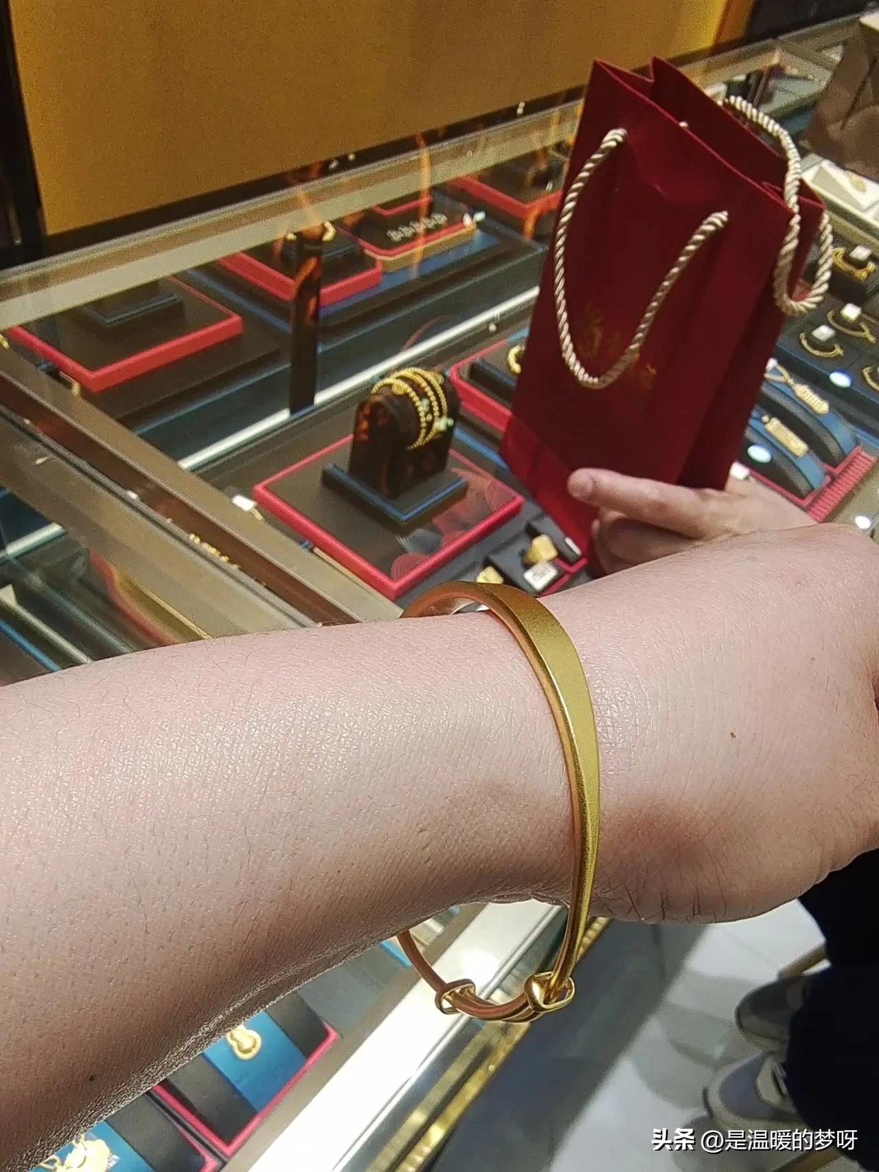 黄金开始往上爬了
看来突破1200元指日可待了
一会儿没看就涨到了1171元/克