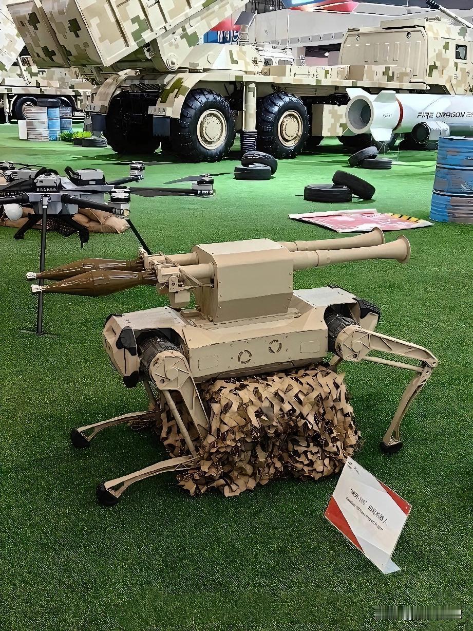 国产兵器——哮天战术四足机器人
这是在珠海航展展出过的哮天100战术四足作战机器