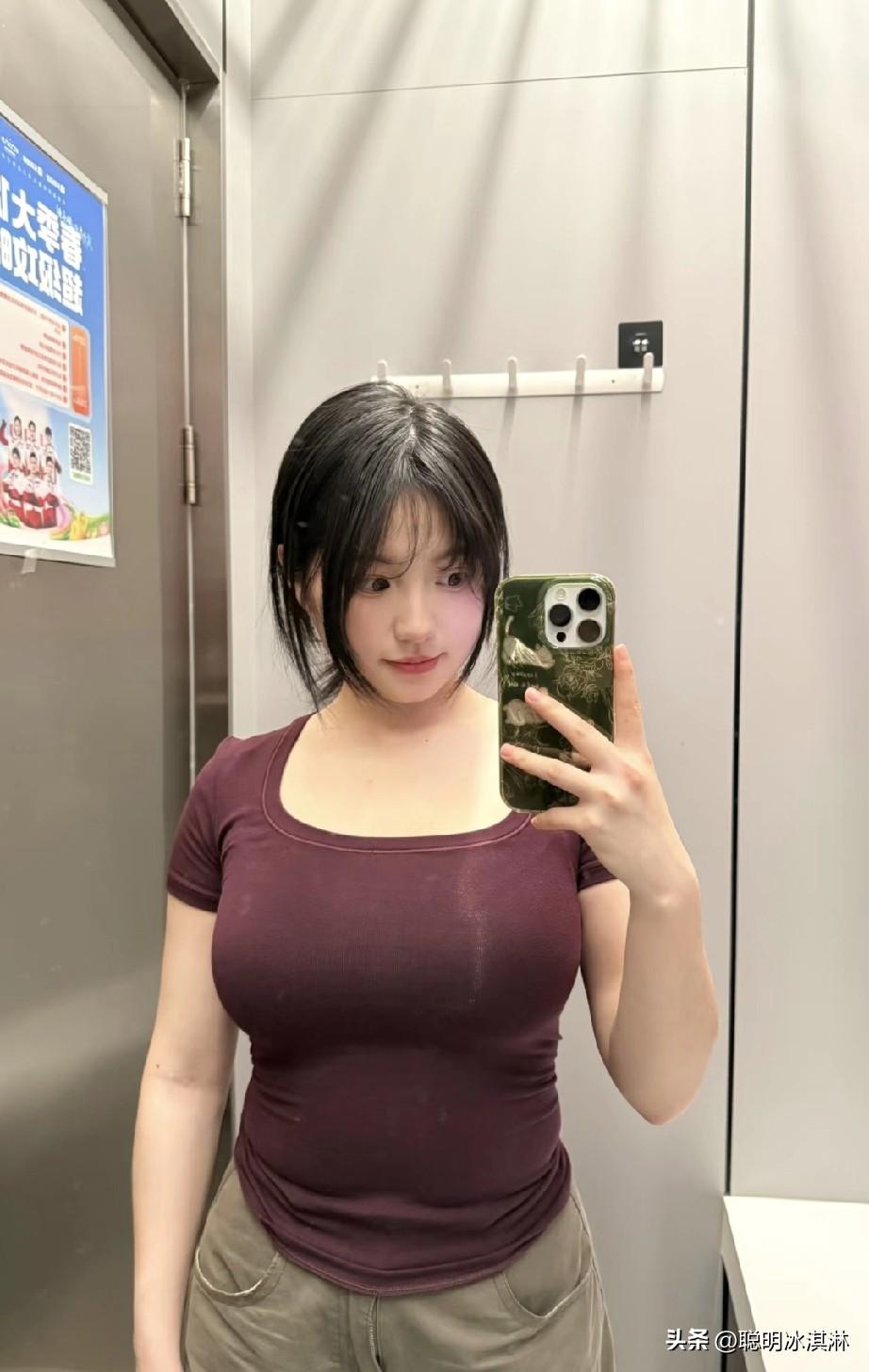 少女自拍日常，元气满满的一天从镜子开始！