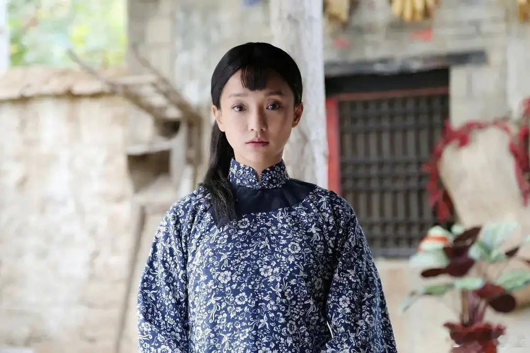 周迅40岁演《红高粱》，风采卓然超惊艳，梅婷39岁塑《父母爱情》，温情演绎暖心田