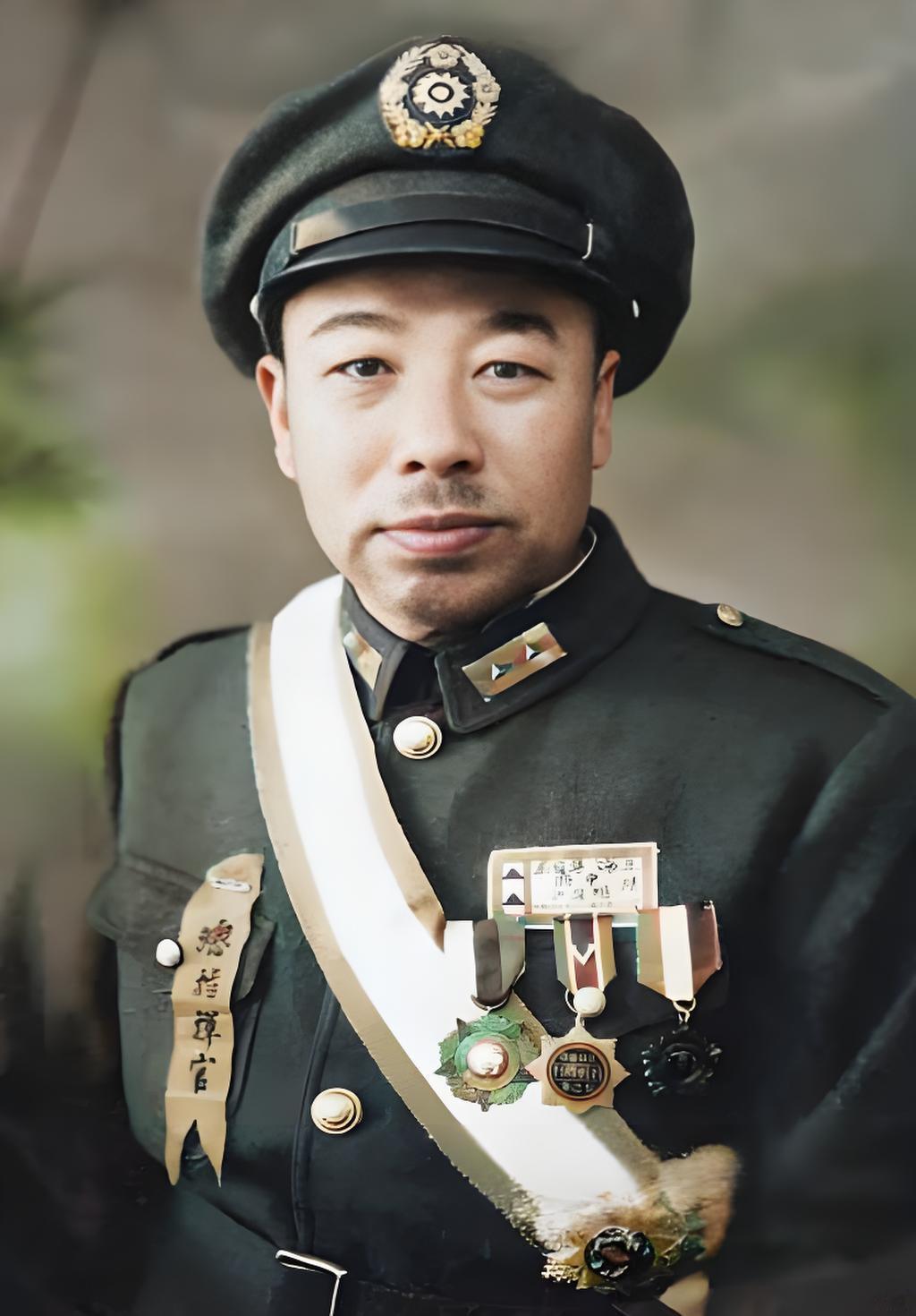 这张1946年的照片，拍的是山西阎锡山手下的嫡系大将王靖国。
你看照片里这位，穿