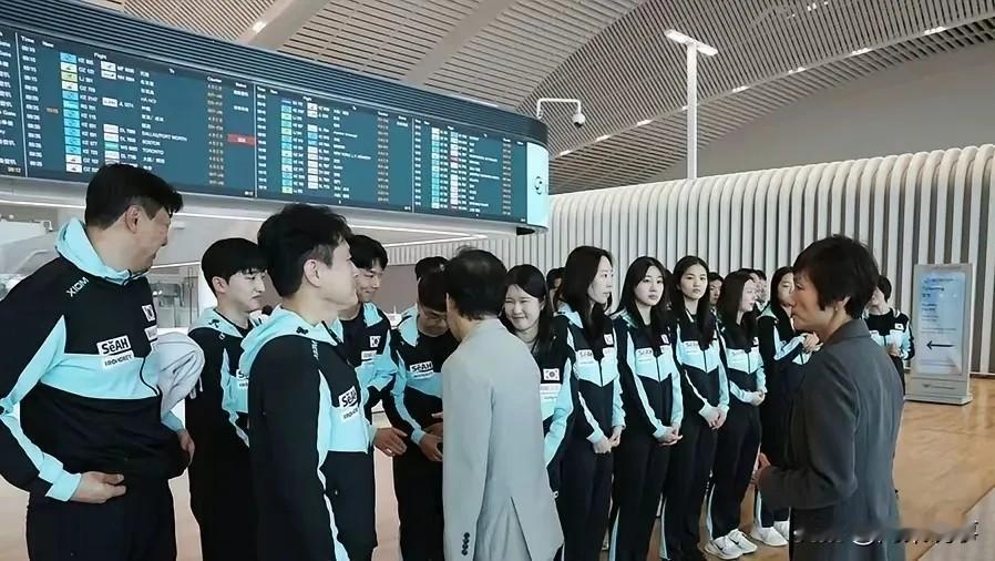 为啥昨天世乒赛就开打了，韩国队今天凌晨才到伦敦？
其实就两个原因：
一是伦敦花销