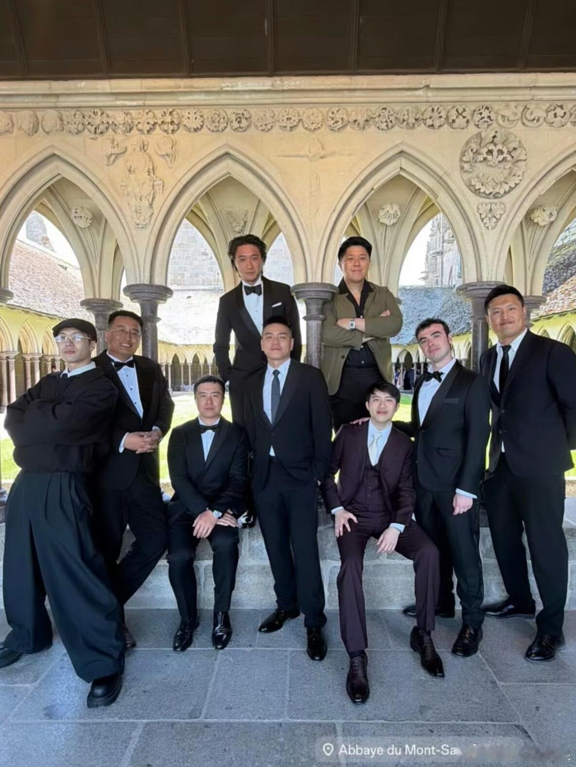 王嘉尔出席何猷君婚礼现场照片为兑现八年约定跨国出行，王嘉尔忙完海外巡演，简单发表