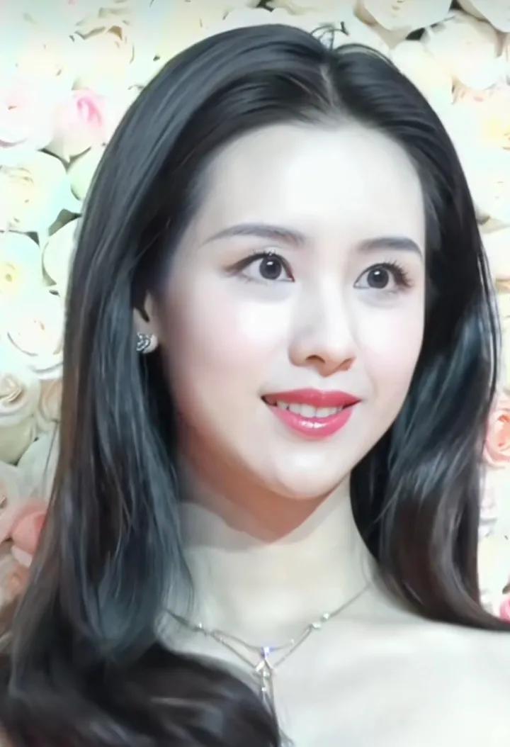像刘亦菲 又像董洁  又像佟丽娅[捂脸] 我眼睛出了问题，很美，很像不拒老的感觉