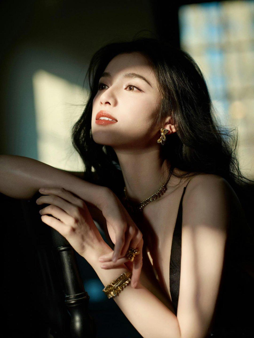 为什么她这么年轻就有这种气质。 ​​​